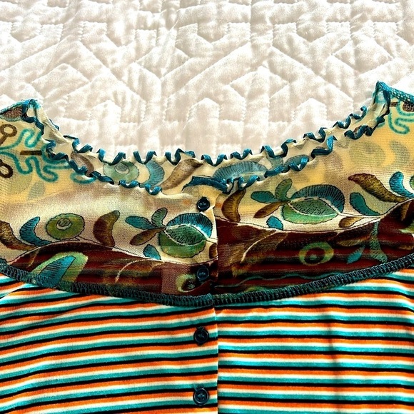 NESLAY NWOT Cute and Unique body fit top. Combination of stripe and floral Sz M. - Picture 11 of 13